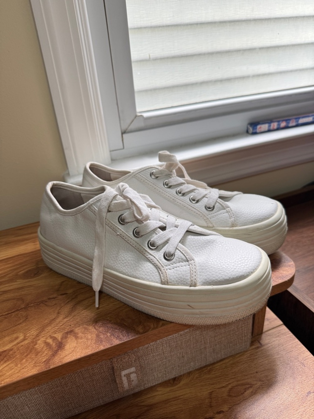 Steve Madden Off-White Canvas & Leather Low-Top chunky Platform 90s Sneakers